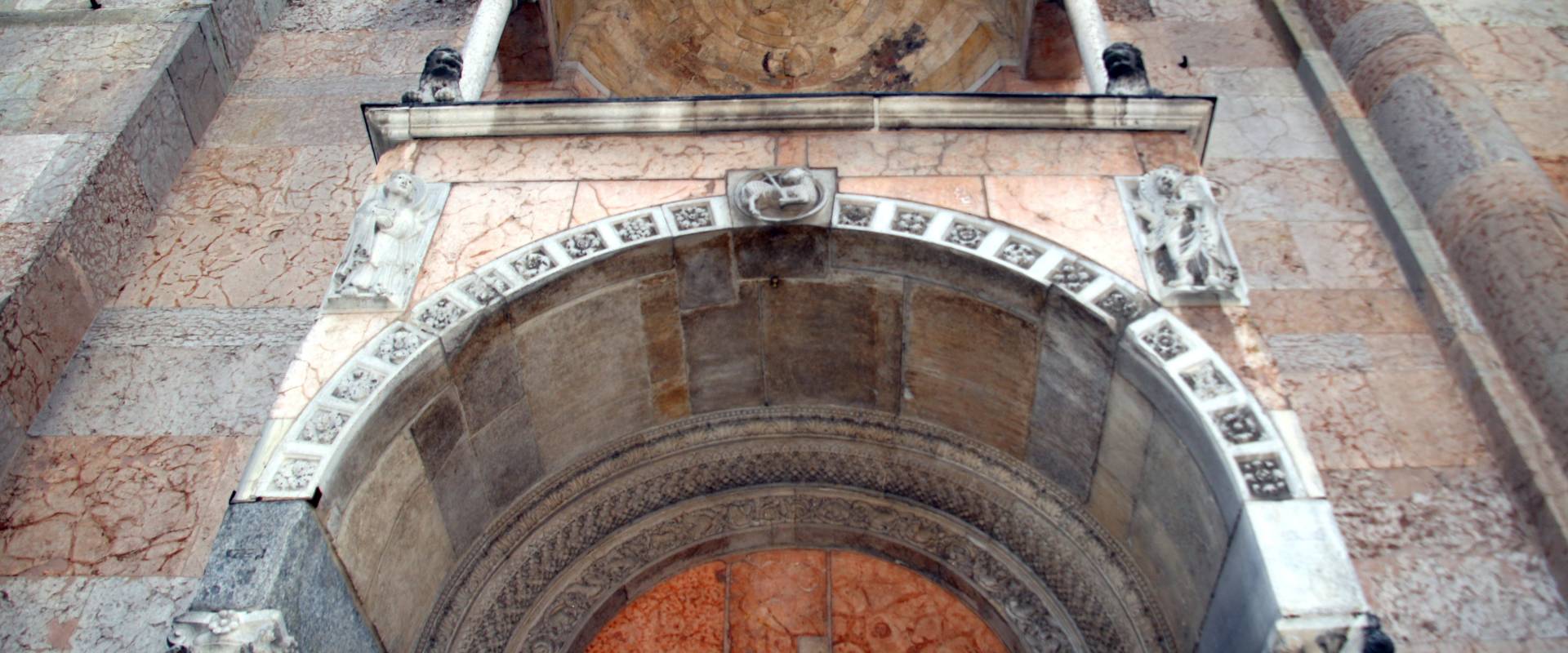 Duomo (Piacenza), portale sinistro, protiro 012 foto di Mongolo1984